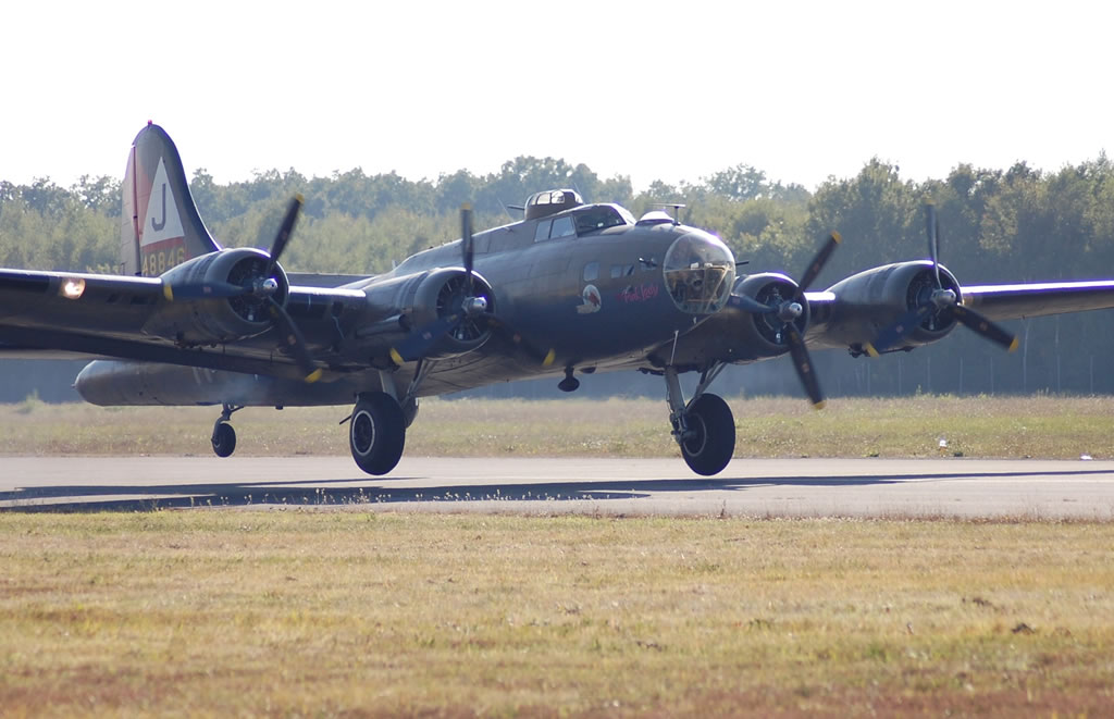 B-17G Flying Fortress "The Pink Lady" take-off in September 2008